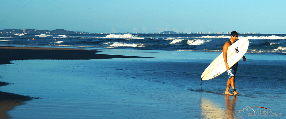 Surfer am Strand von Surfers Paradise